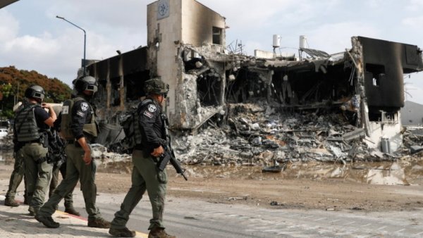 Armata israeliană a anunţat că a preluat controlul unei zone strategice dintre Gaza şi Egipt