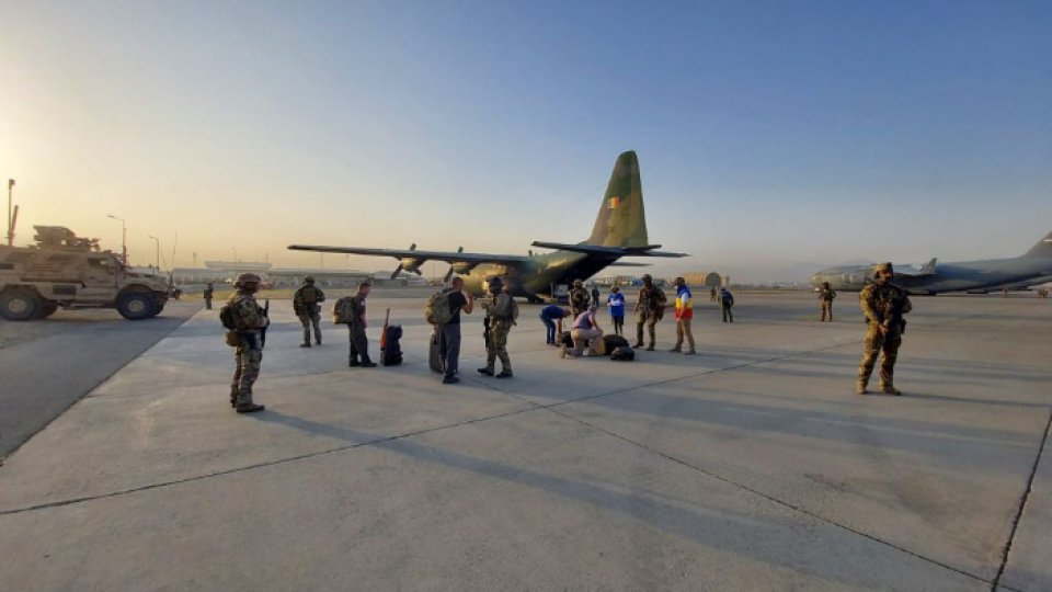 FOTO: Aeronava militară românească a evacuat patru persoane din Kabul