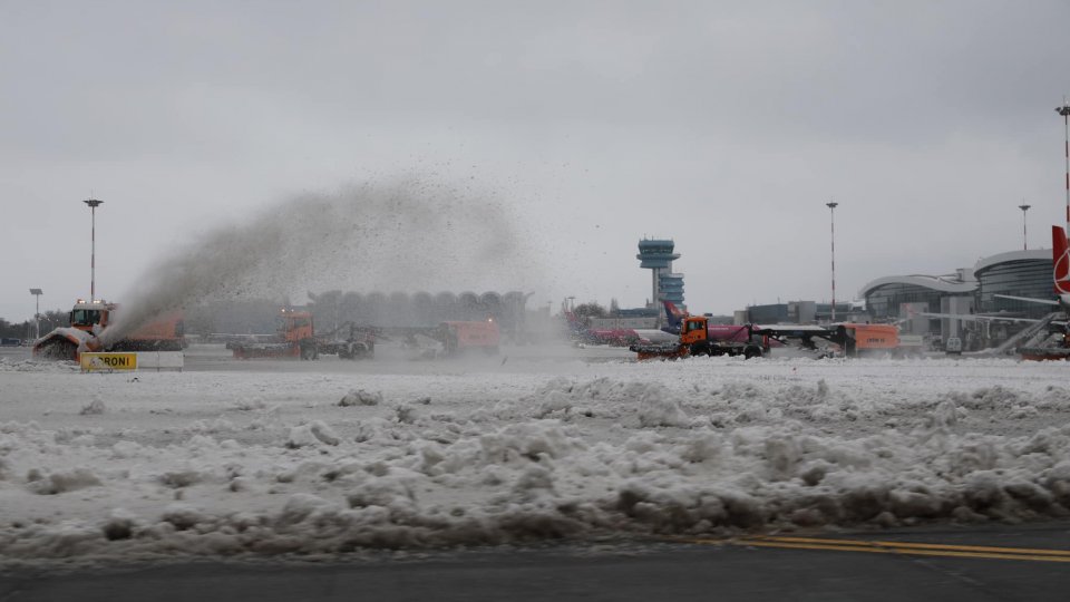 Traficul aerian pe Aeroportul Internaţional Otopeni - Henri Coandă se desfăşoară în condiţii de iarnă