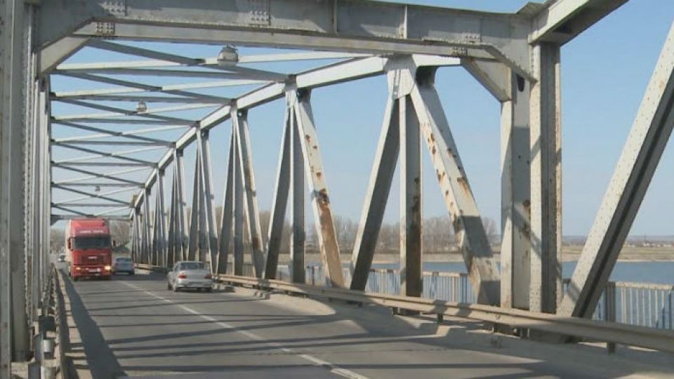 Traficul pe Podul Prieteniei se desfăşoară alternativ, pe o singură bandă