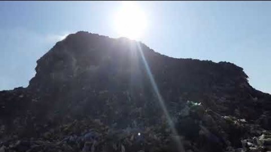 Pompierii încă acţionează la incendiul izbucnit vineri la depozitul de deşeuri de pe platforma Oltchim