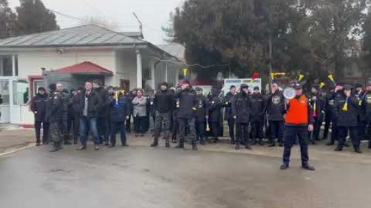 Continuă protestele poliţiştilor de penitenciare faţă de anunțata reducere a cheltuielilor publice