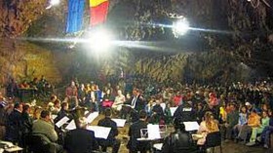 Duminică, un nou concert simfonic în Peştera Româneşti