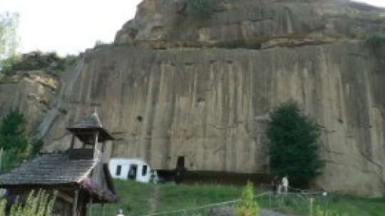 Un sat de piatră, o biserică săpată în stânca şi pietre căzute din cer