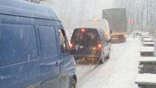Ninsorile îngreunează circulaţia rutieră
