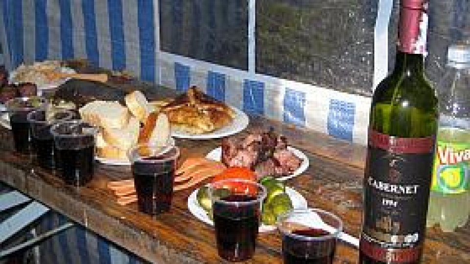 Vin, cârnaţi, covrigi