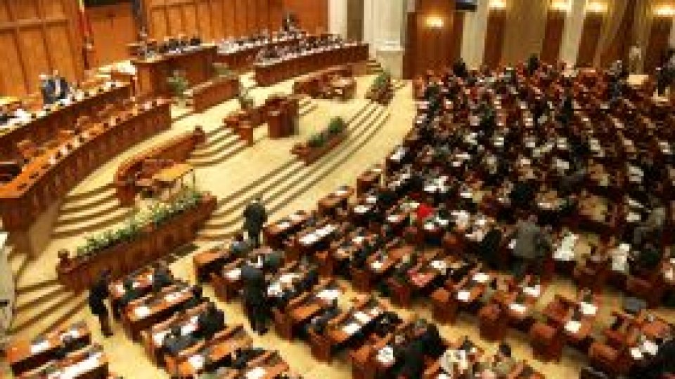 Moţiunea de cenzură a fost prezentată în parlament