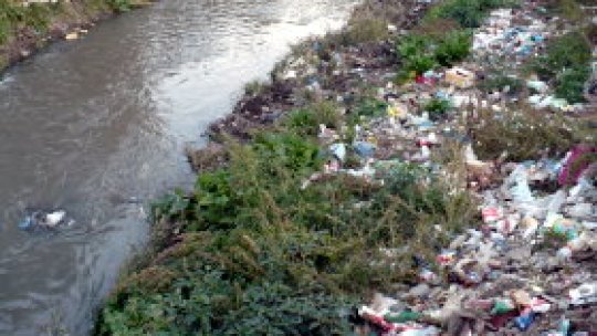 Craiova îşi primeşte vizitatorii cu miros de ape uzate menajere
