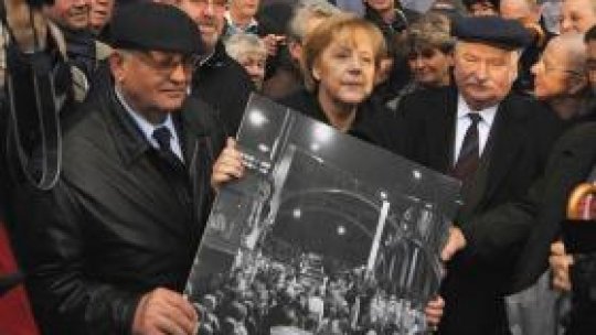 Au doborât zidul împreună