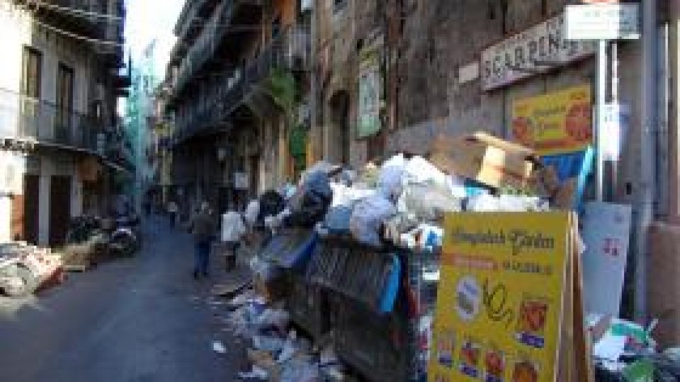 Palermo se „îneacă” în gunoaie