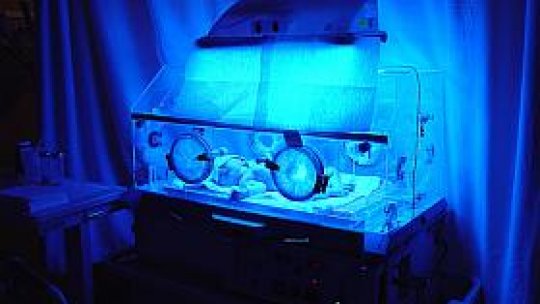 Bebeluş uitat în incubator