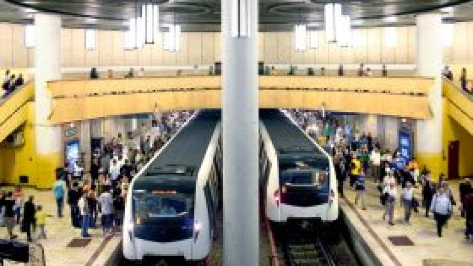 Metroul îşi reia circulaţia