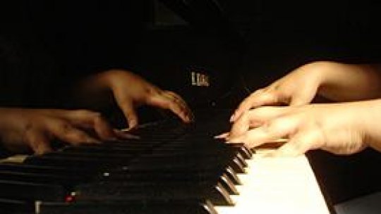 Micuți pianiști români în vizită la RRA