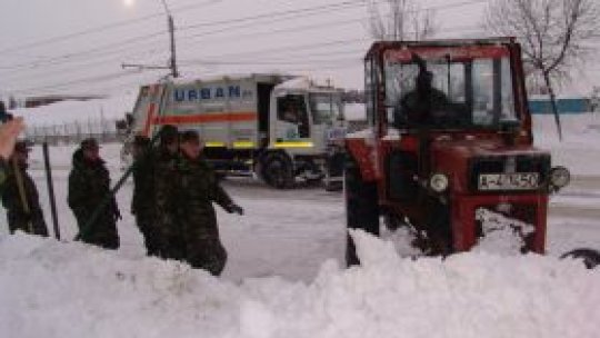 Emil Boc cere prefecţilor să fie pregătiți pentru iarnă