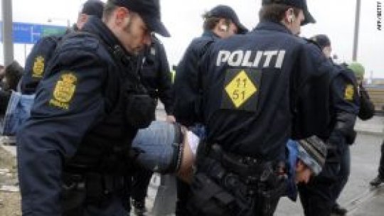 Poliţia din Copenhaga se luptă cu protestatarii