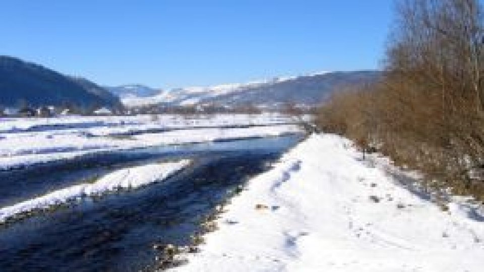 Sloiuri de gheaţă pe râul Bistriţa