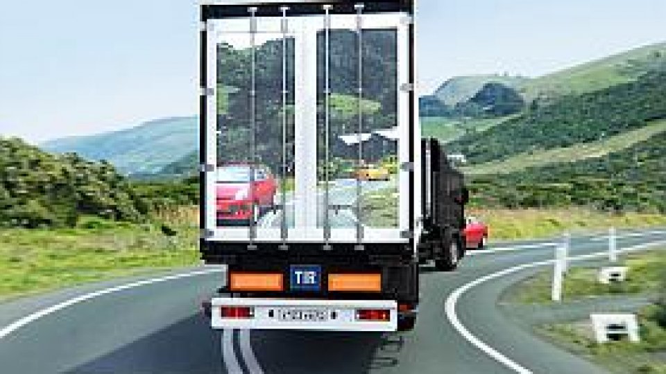 TIR-uri "transparente" pentru un trafic rutier mai sigur