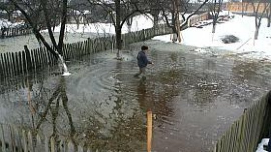 Sute de familii, evacuate de frica inundaţiilor