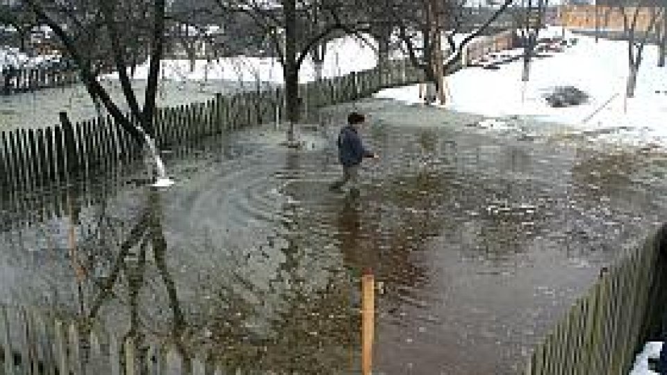 Sute de familii, evacuate de frica inundaţiilor