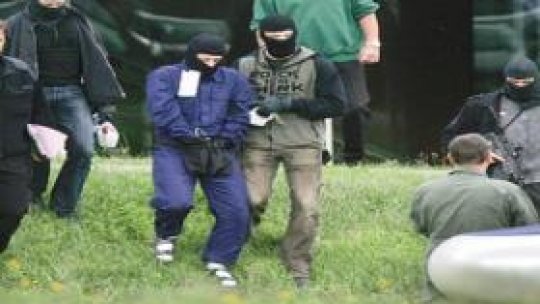 Sute de persoane suspectate de terorism în SUA au putut cumpăra arme de foc