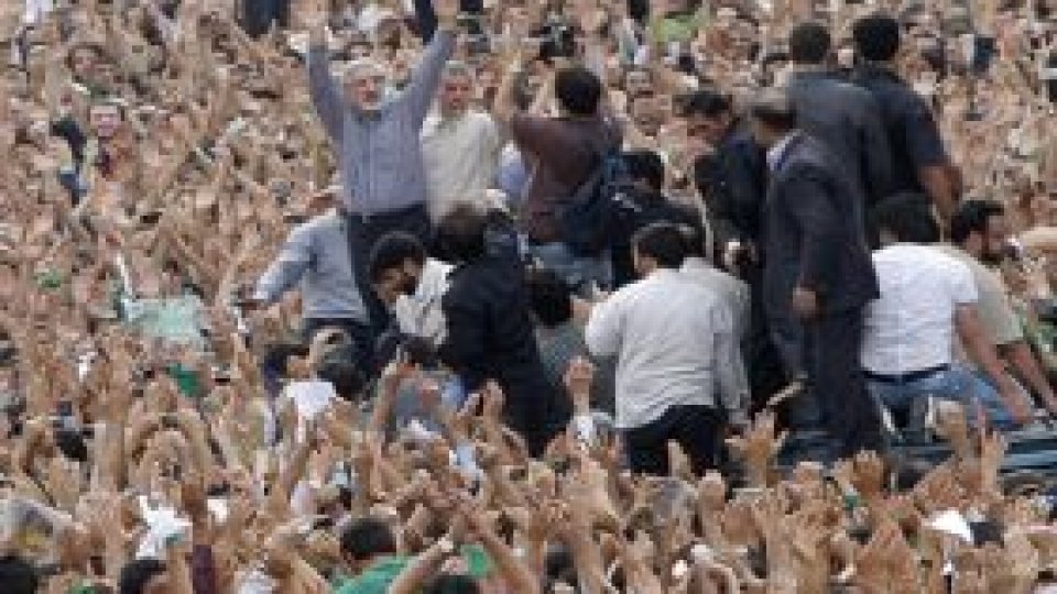 Iranul elibereazã cinci angajaţi ai ambasadei britanice