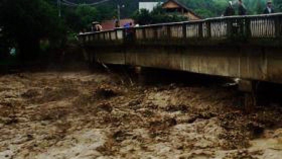 Hidrologii au emis o atenţionare de inundaţii pe râurile mici din 23 de judeţe 