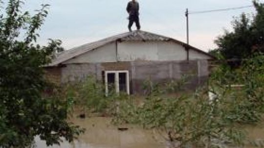 Sute de gospodării din 12 judeţe sunt afectate de inundaţii