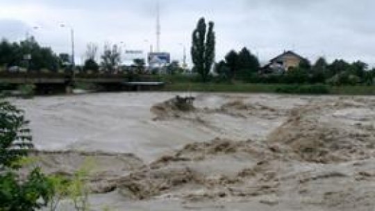 Turiştii de la Cabana Negoiu au fost îmbarcaţi in elicopter