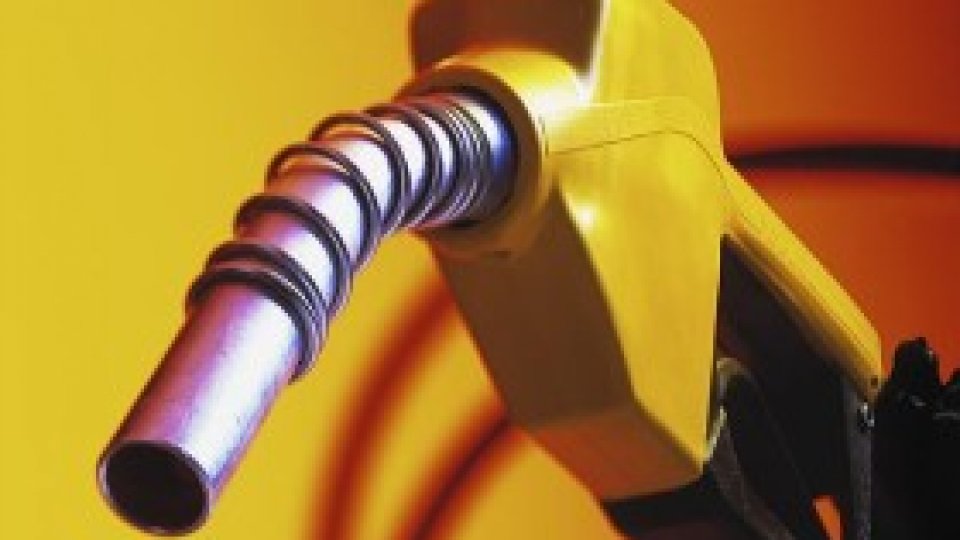 Preţul petrolului a scăzut luni cu aproape 2,5 dolari