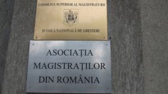 Magistraţii îşi continuă protestul