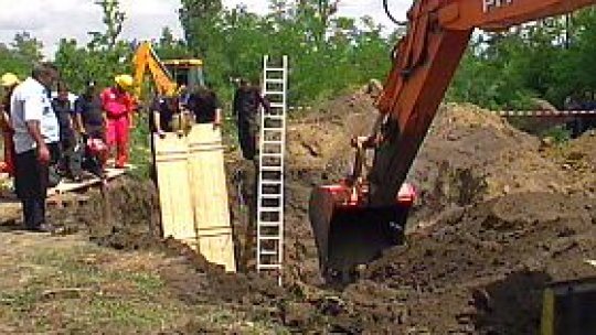 Un adolescent şi tatăl său au căzut într-un puţ adânc de zece metri