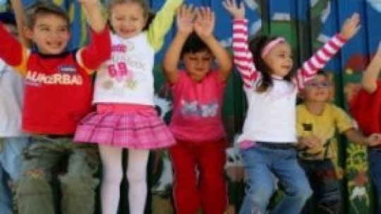 Peste 2.000 de copii au format un lanţ viu pe malul mării