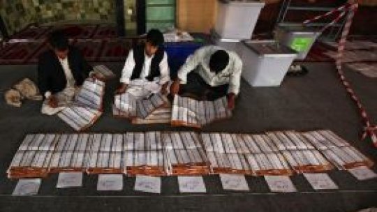 Candidatul opoziţiei îl acuză pe Karzai de fraudarea alegerilor prezidenţiale