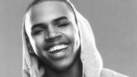Chris Brown va strânge gunoiul şi va spăla maşini