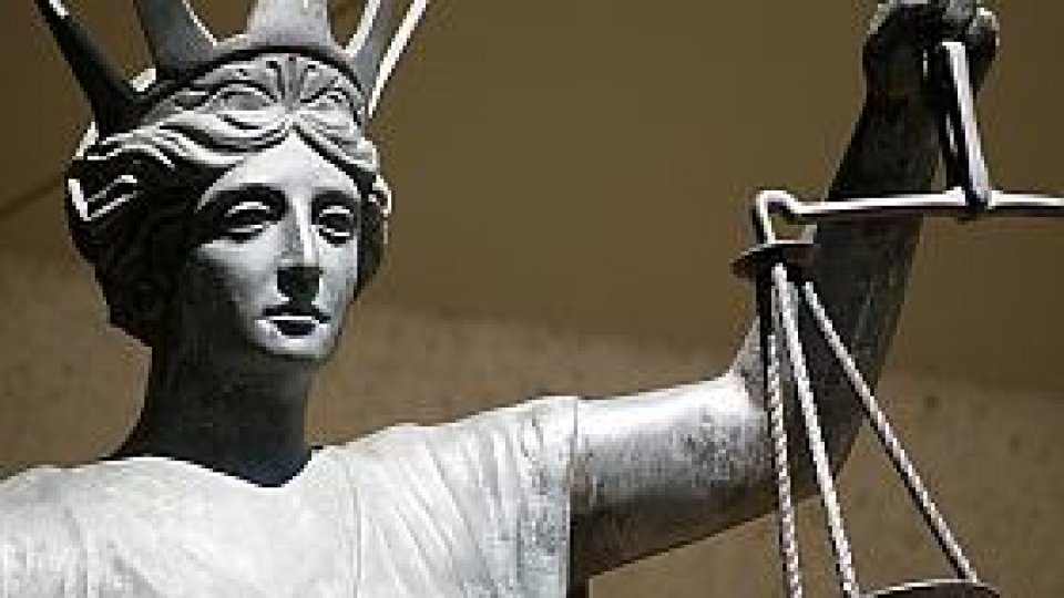 Justiţie fără judecători şi fără avocaţi