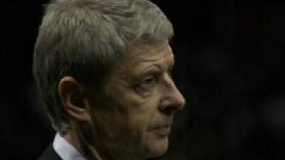 Şeful arbitrilor din Premier League îşi cere scuze faţă de Arsene Wenger