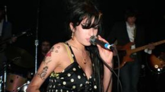 Amy Winehouse apelează la vraci