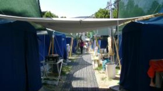 Peste 500 de români din Italia trăiesc în corturi, după cutremurul din primăvară 