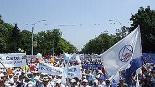 Sindicatele atacă asumarea răspunderii