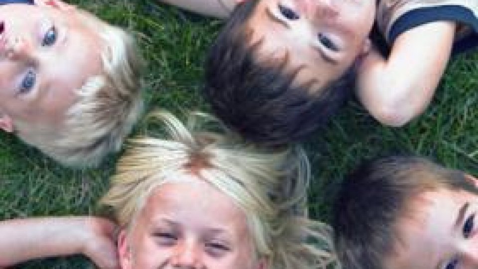 Ascultă Colţul Copiilor - Creierul se joacă cu urechile