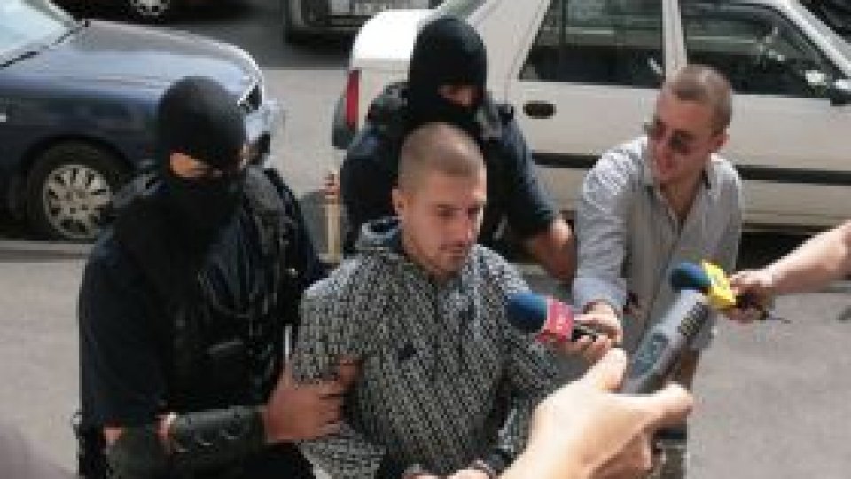 Zeci de percheziţii în "reţeaua" de falsificatori de carduri