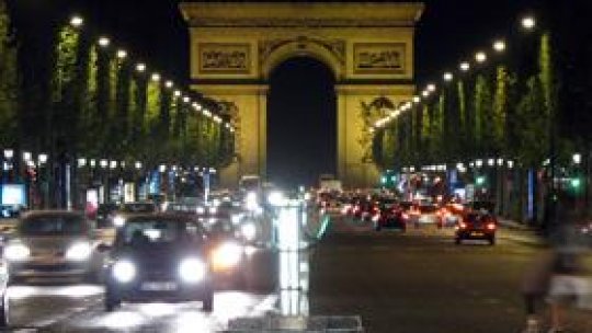 Care dintre capitalele europene poartă numele de „Oraşul luminilor”?