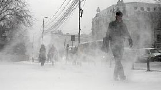 Drumuri închise şi trenuri anulate din cauza ninsorii