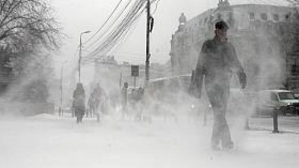 Drumuri închise şi trenuri anulate din cauza ninsorii