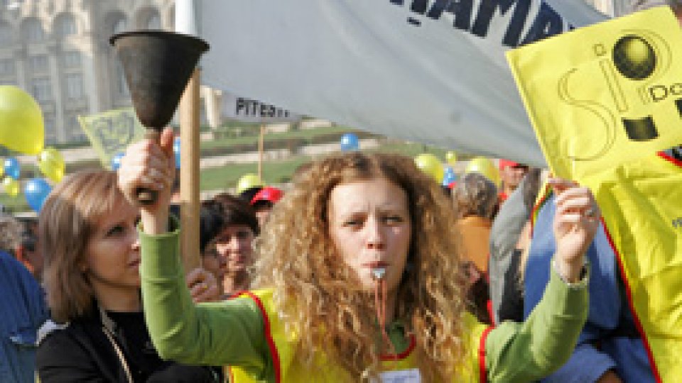 Sindicaliştii din educaţie ameninţă cu reluarea protestelor