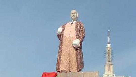 Lenin, din nou pe soclu, pentru o zi