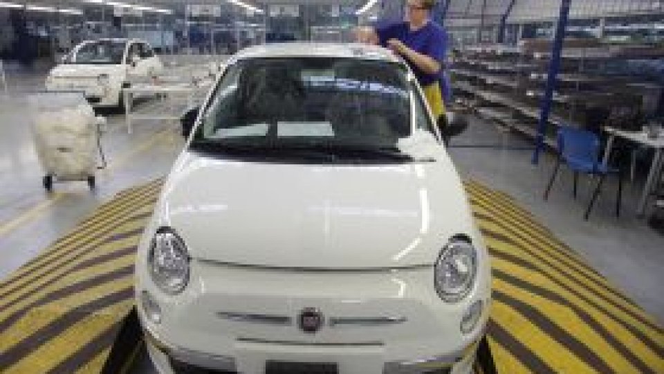 Fiat opreşte temporar producţia în Italia