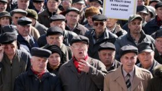 Pensionarii protestează în frig la Galaţi