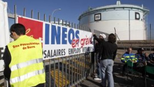 Grevele imobilizează Franţa