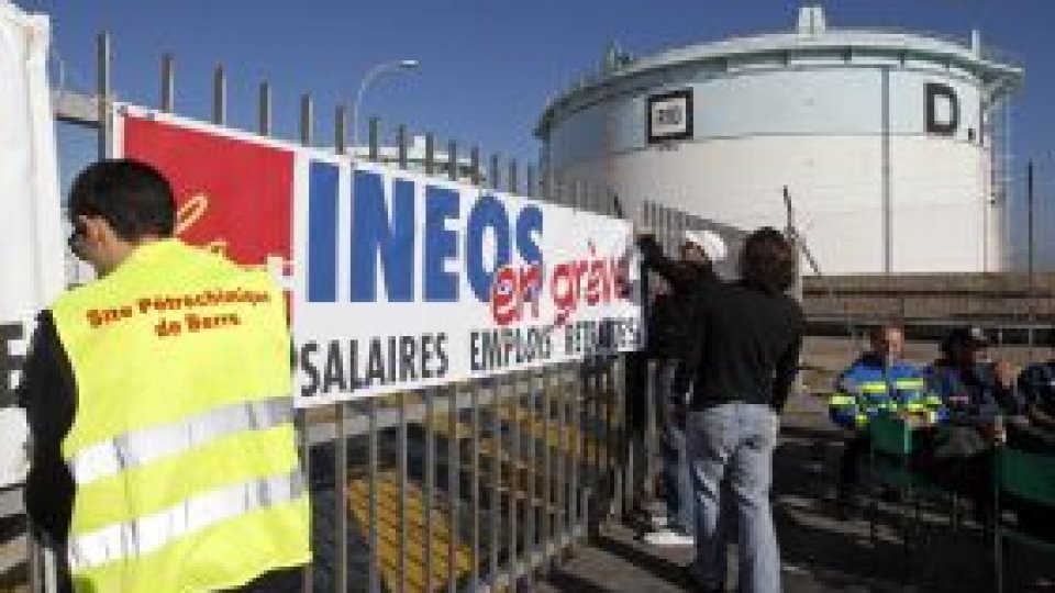 Grevele imobilizează Franţa